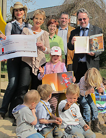 Gruppenbild mit �berdimensionalem Scheck und Kindern
